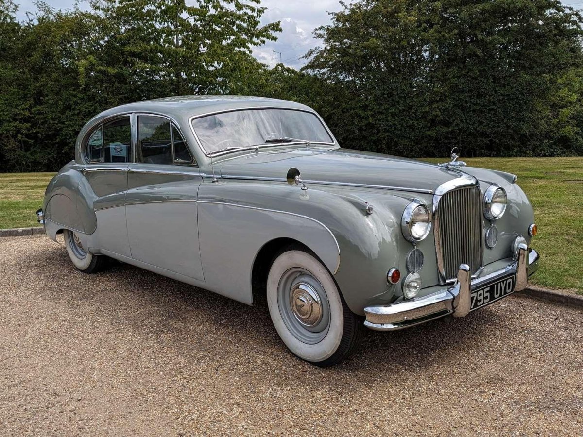 1958 Jaguar Mark VIII: 210 HP XK Motor, Kraliyet Tarzı Lüks ve 170 km/s Performans