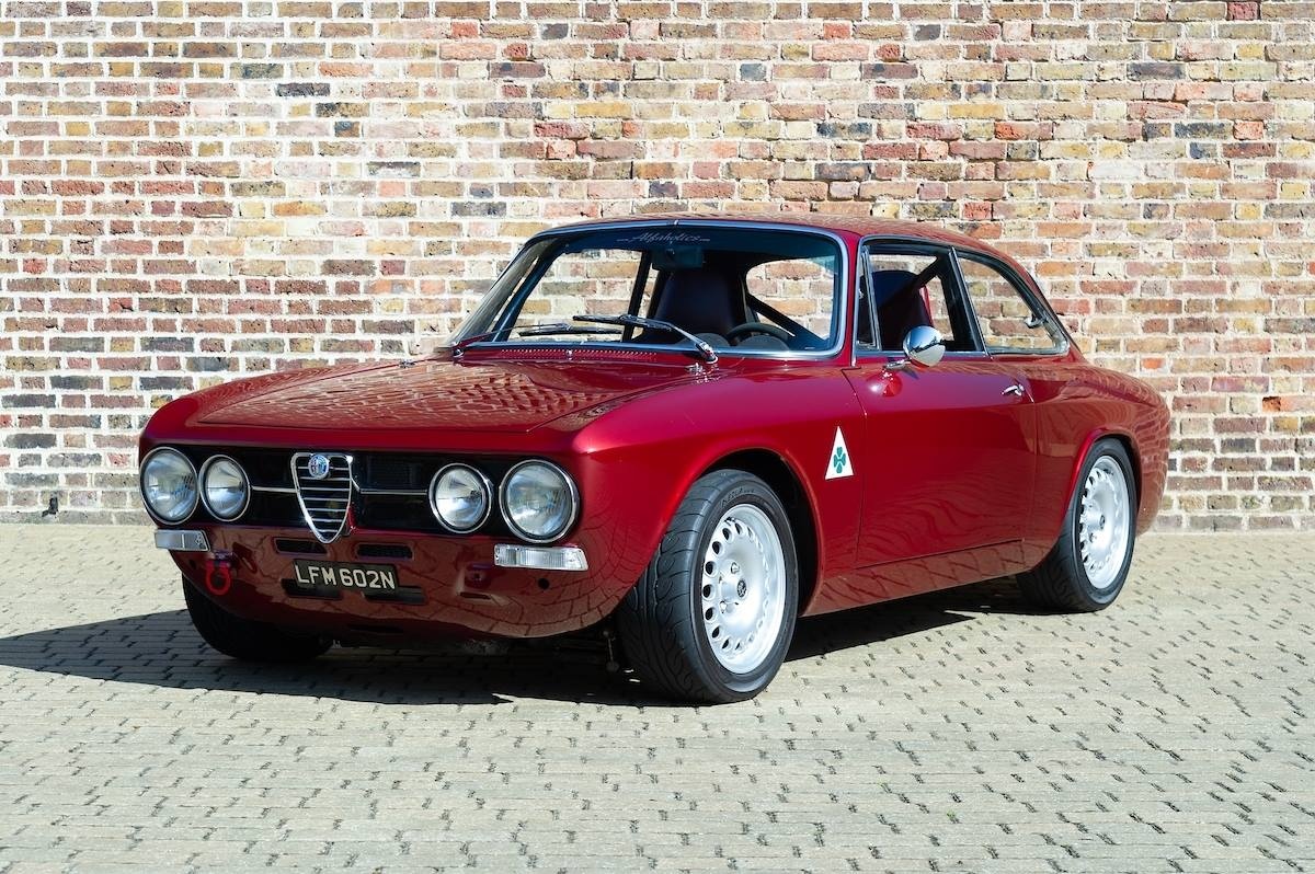 1974 Alfa Romeo GT Junior: İtalyan Zarafeti ve Twin-Cam Ruhu Bir Arada