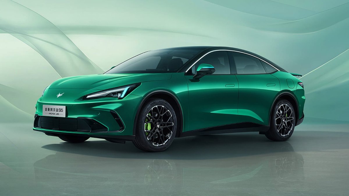 ArcFox Alpha S5 2026: 708 km Menzil, 3.7 Saniyelik Performans ve 404 kW Şarj Gücüyle Çin’in Yeni Elektrikli Sedanı