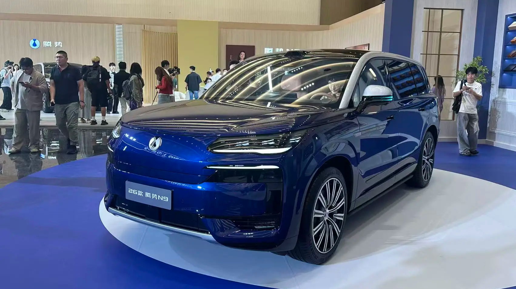 Denza N9 PHEV 2026: 900+ HP Güçlü Lüks SUV ve 1300 km Hibrit Menzil