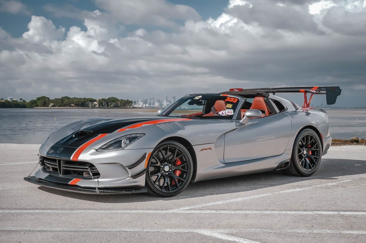 Dodge Viper ACR: 645 Beygirlik V10 Canavarıyla Pistte Amerikalı Efsane