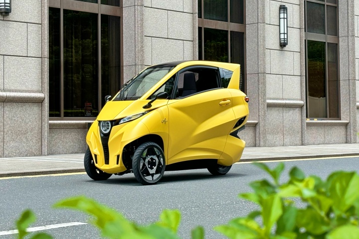 Lean3 2026: Eğilebilen 3 Tekerlekli Elektrikli Şehir Aracı Japonya’da Seri Üretime Giriyor