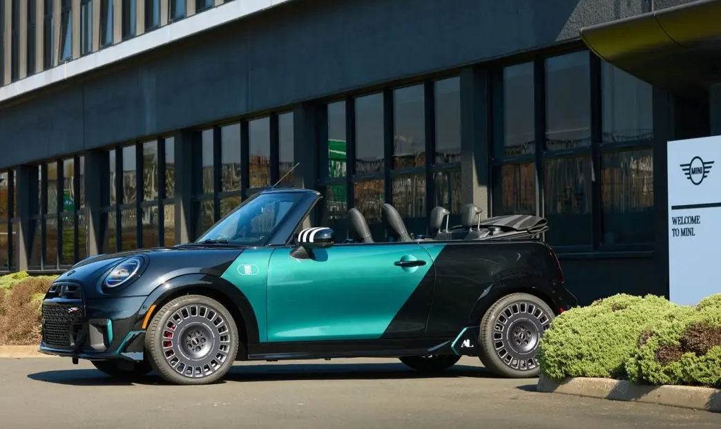 MINI JCW Cabrio “One-Off Green Edition”: Midnight Black & Metalik Yeşil Özel Üretim Tekil Performans