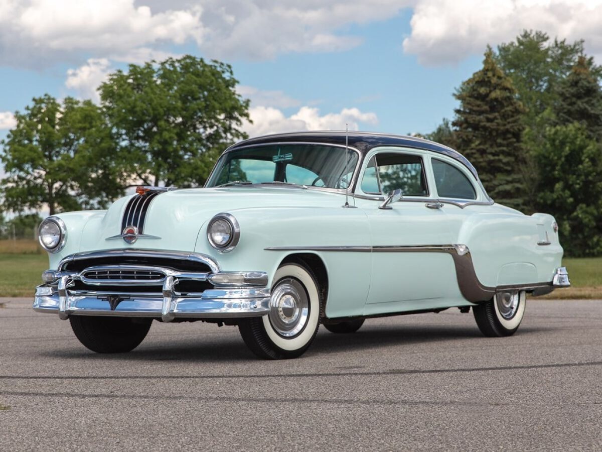 1954 Pontiac Chieftain Deluxe: Silver Streak Tasarım, 122 HP Straight-8 Motor ve Klasik Amerikan Sedan