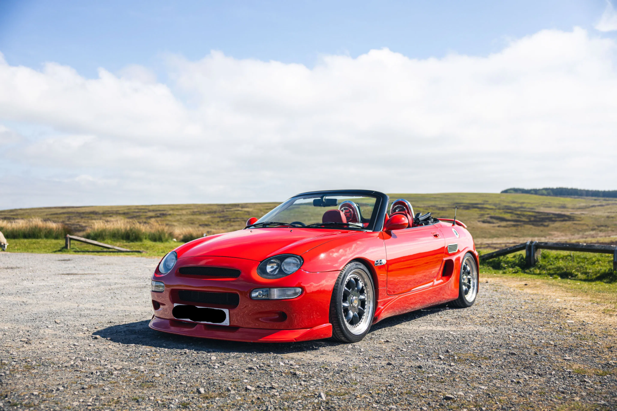 Rover Otomobilleri: İngiliz Asaleti ve Konforun Zamansız Simgesi